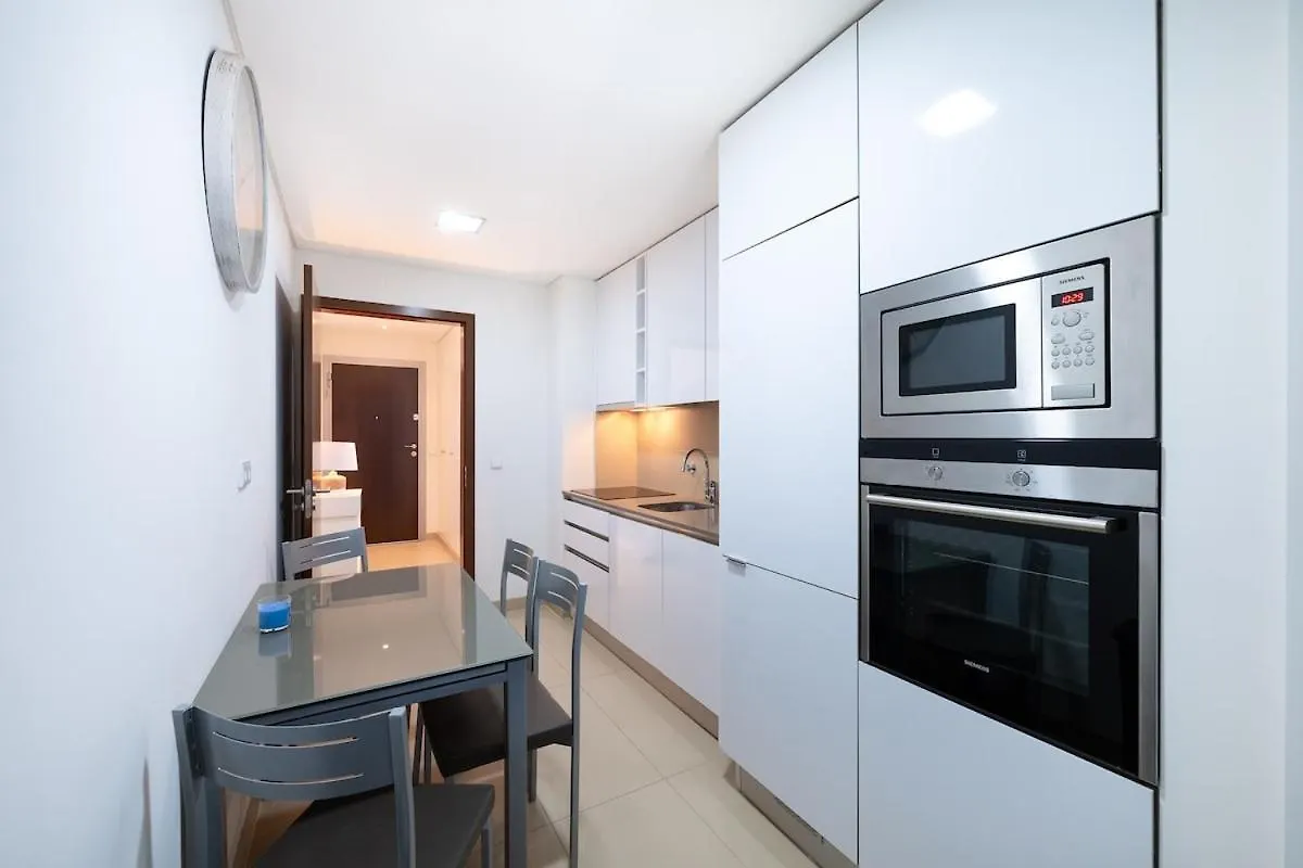 Beach 2Min! & Pool - Private Parking, Ac & Wifi 쿼테이라 0*,  포르투갈