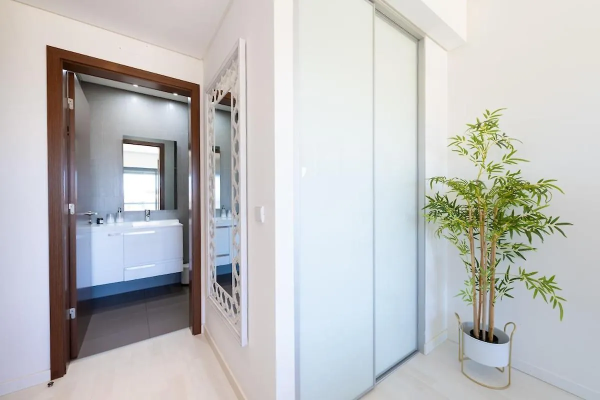 Beach 2Min! & Pool - Private Parking, Ac & Wifi 쿼테이라 아파트